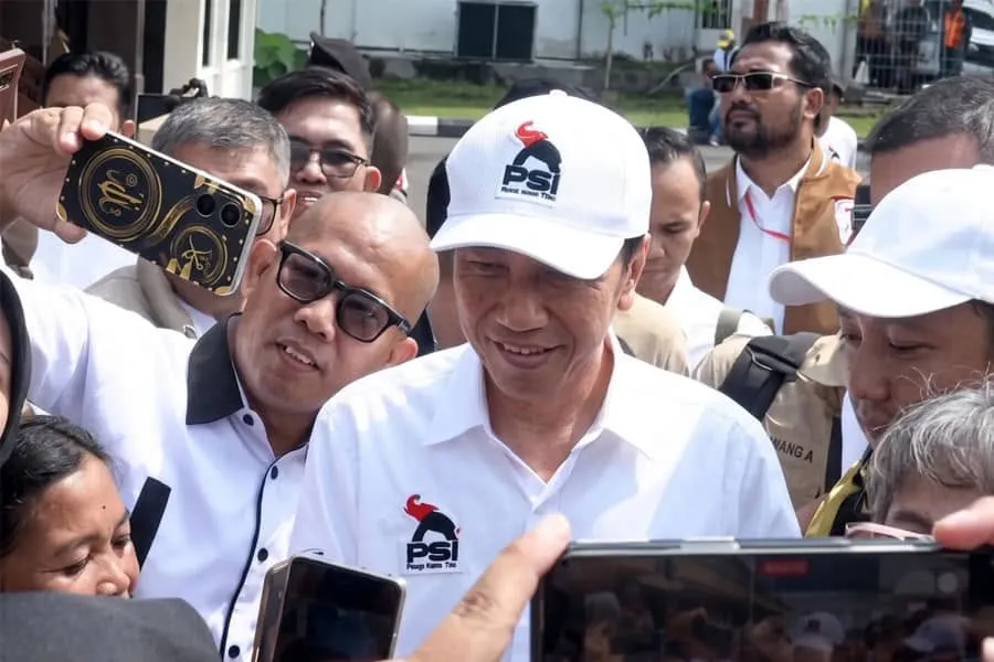 Jokowi dengan seragam PSI.