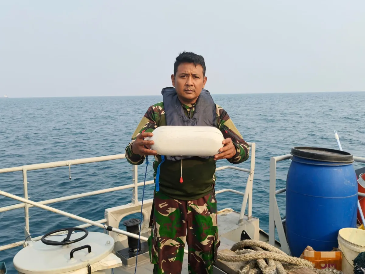 Anggota TNI AL dan pelampung yang ditemukan.