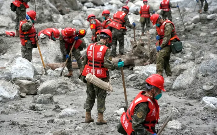Petugas penyelamat China di kawasan Pelabuhan Gyirong yang kini sudah hancur rata dengan tanah akibat banjir bandang.