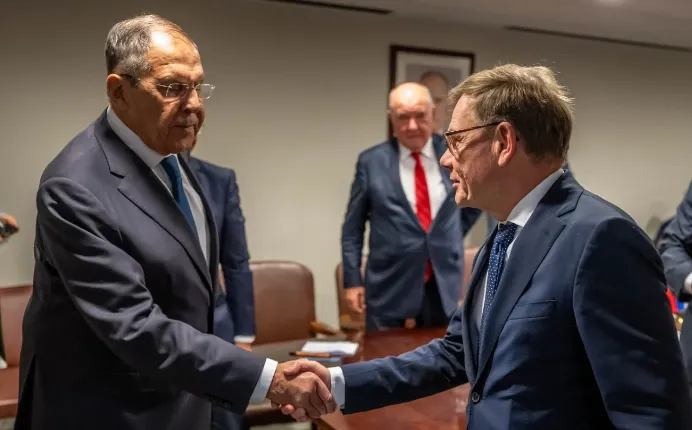 Sergey Lavrov (kiri) dari Rusia dan Johann Wadephul dari Jerman membahas hubungan bilateral dan perang di Ukraina.