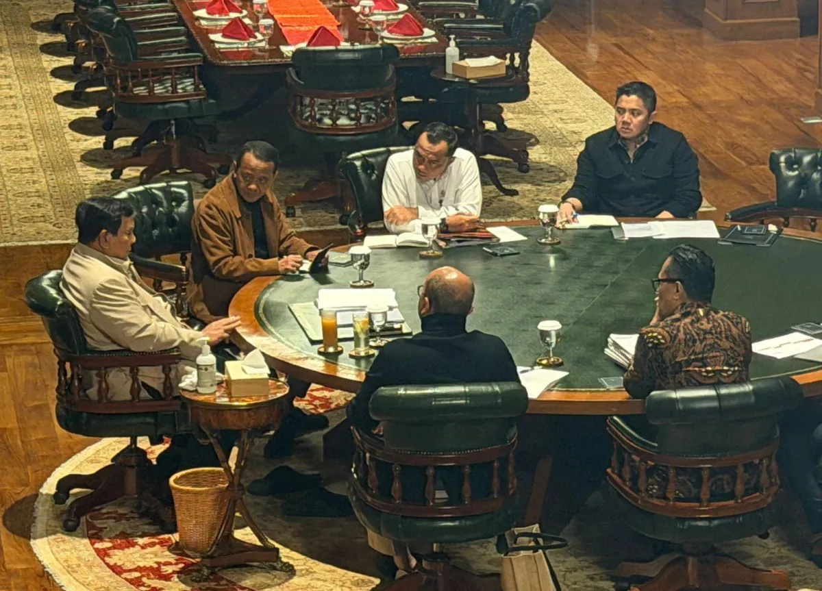 Presiden Prabowo Subianto menerima Chief Executive Officer (CEO) Danantara Rosan Roeslani, Menteri ESDM Bahlil Lahadalia.