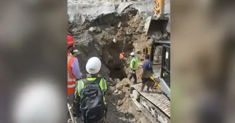 Tim penolong masih berusaha menyelamatkan para pekerja PLTA Nepal.