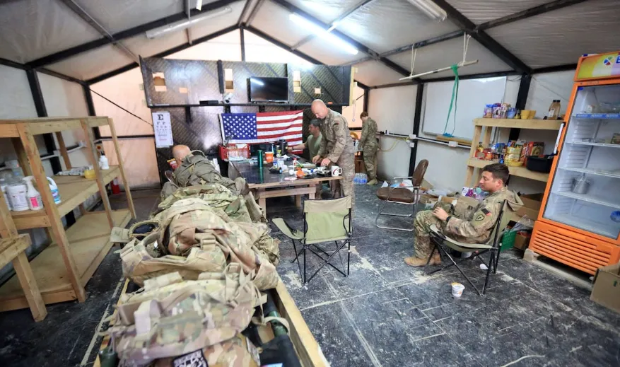 Para tentara dari pasukan koalisi pimpinan AS di Pangkalan Militer Al-Qaim di provinsi Anbar, Irak, sebelah barat Baghdad, 19 Maret 2020.