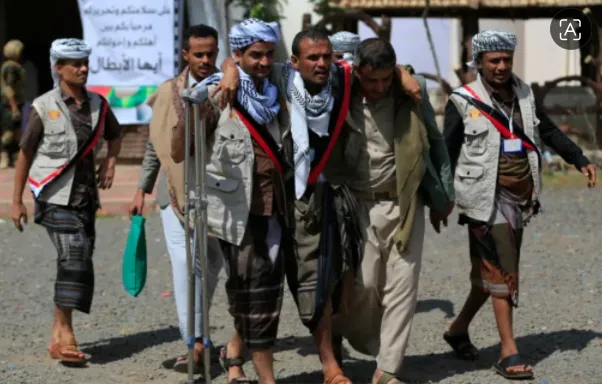 Para tahanan Yaman yang setia kepada otoritas Houthi membantu seorang rekan yang terluka setelah dibebaskan dari penjara yang dikelola pasukan yang setia kepada pemerintah, saat mereka tiba di ibu kota Sanaa pada 12 September 2026.