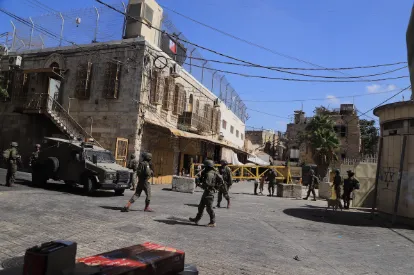 Pasukan Israel menyerbu kawasan Kota Tua Hebron, Tepi Barat, Palestina di bawah perlindungan pasukan Israel pada 22 September 2026.