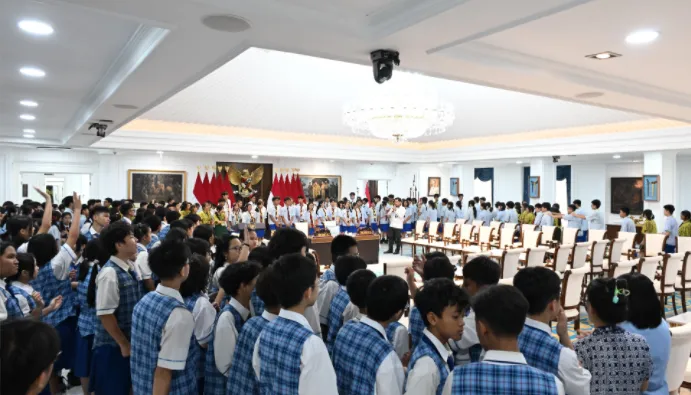 Sebanyak 208 pelajar SMP Amore Prime School Tangerang dan 92 pelajar SMP Kristen 3 Penabur Jakarta mengunjungi Istana.