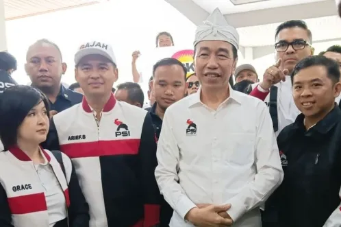 Jokowi di tengah anggota PSI.