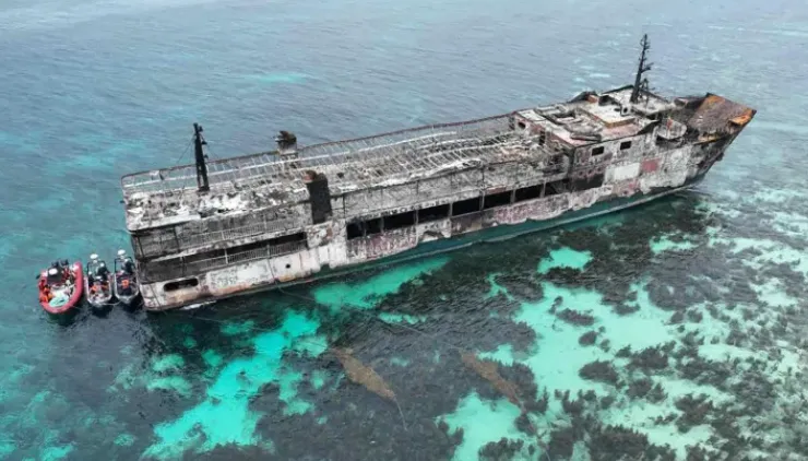 Gambar yang dirilis Penjaga Pantai menunjukkan skala kehancuran kapal pasca kebakaran.