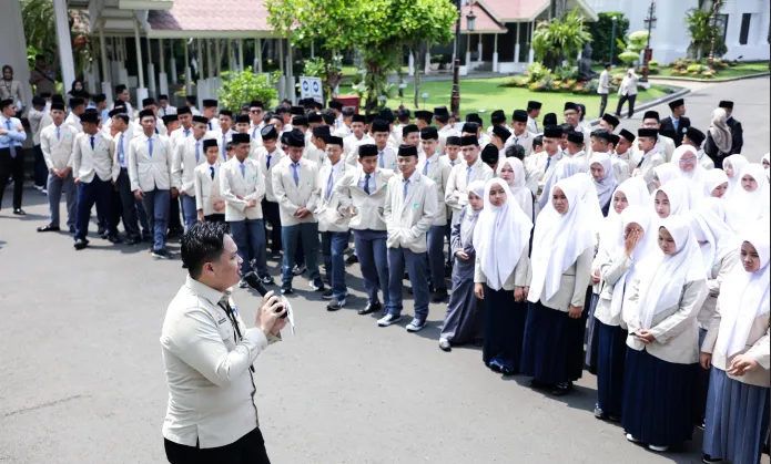 Rangkaian tur keliling kompleks Istana Kepresidenan Jakarta.