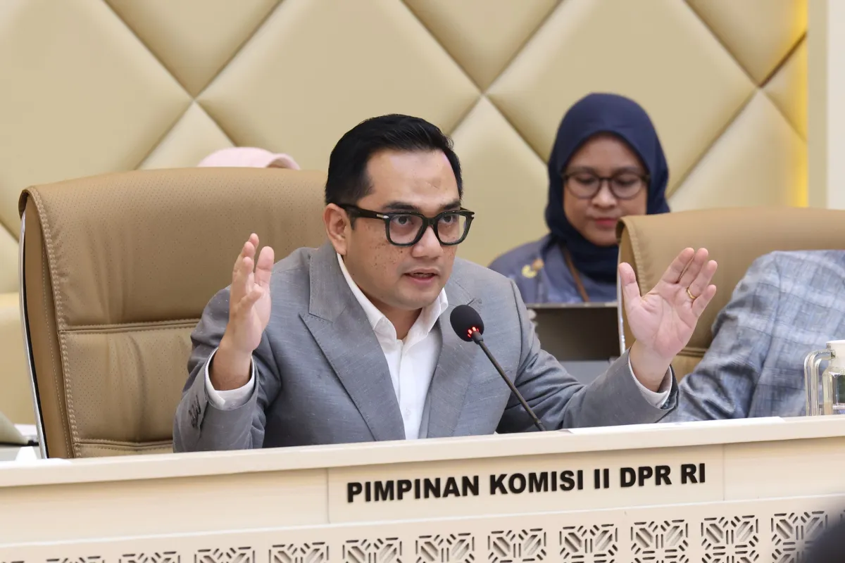Ketua Komisi II DPR RI Rifqinizamy Karsayuda saat RDP Komisi II DPR RI dengan Ombudsman RI di Gedung DPR, Jakarta, Selasa (29/9/2026).