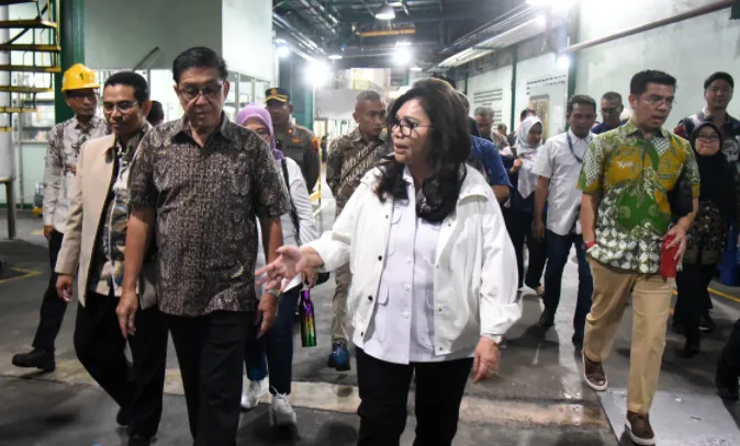 Wakil Ketua Komisi VII DPR RI, Evita Nursanty saat melakukan plant tour di pabrik PT BEST di Semarang, Jawa Tengah, Jumat (18/9/2026).