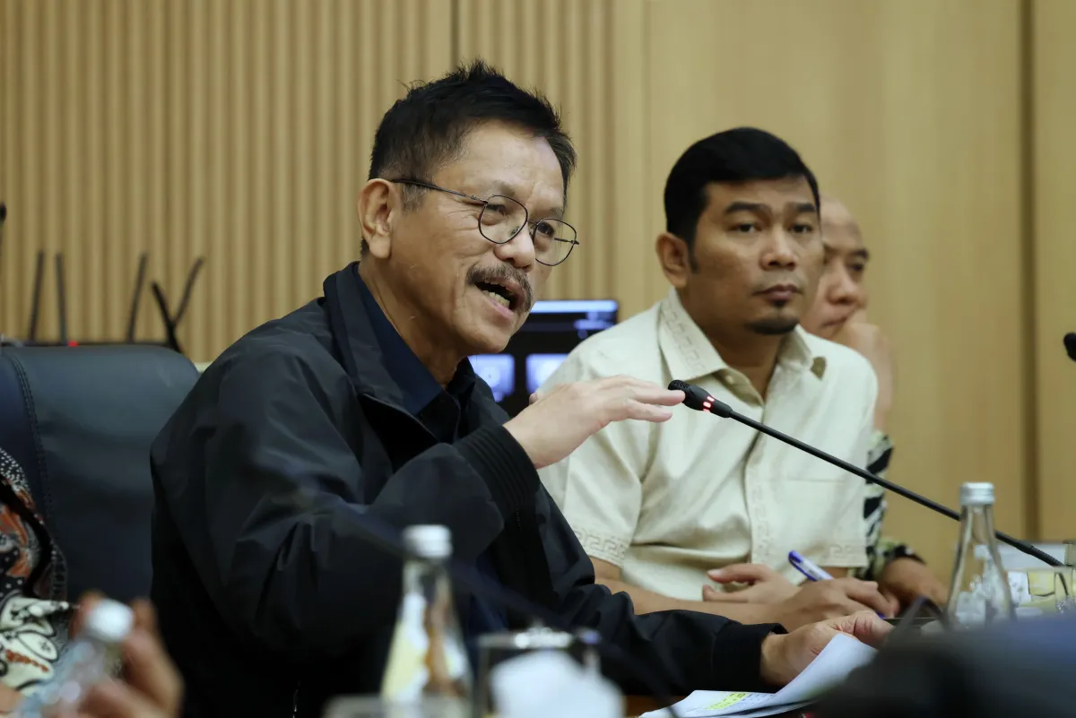 Anggota Komisi XII DPR RI, Ramson Siagian, dalam Rapat Kerja Komisi XII DPR RI bersama Menteri ESDM Bahlil Lahadalia di Gedung Nusantara I, Senayan, Jakarta, Senin (31/8/2026).