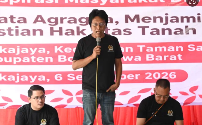 Wakil Ketua BAM DPR RI Adian Napitupulu berdialog dengan masyarakat dalam Festival Aspirasi BAM DPR RI di Desa Sukajaya, Kabupaten Bogor, Jawa Barat, Minggu.