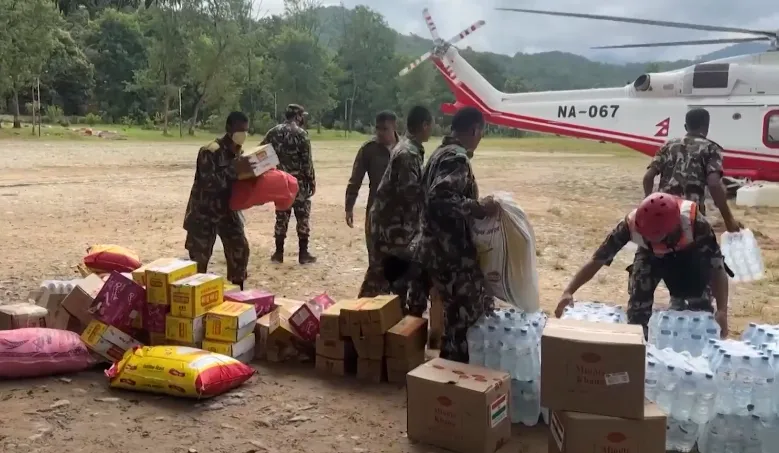 Bantuan untuk korban diangkut dengan helikopter.