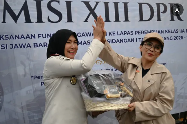 Anggota Komisi XIII Rieke Diah Pitalola (kanan) saat kunjungan kerja spesifik Komisi XIII DPR RI ke Lapas Perempuan Kelas IIA Bandung, Jawa Barat, Jumat (25/9/2026).
