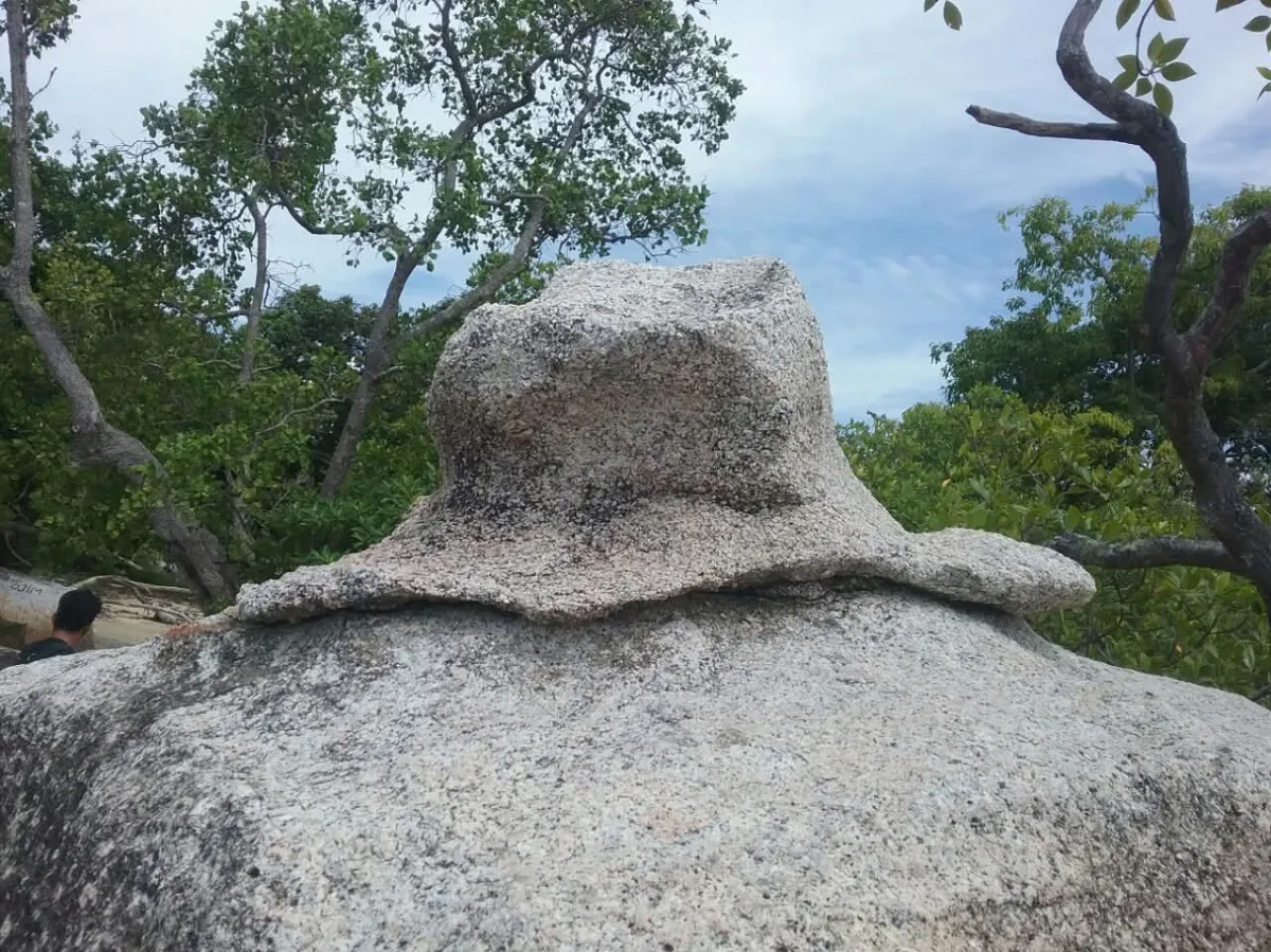Batu granit berbentuk tudung atau caping.