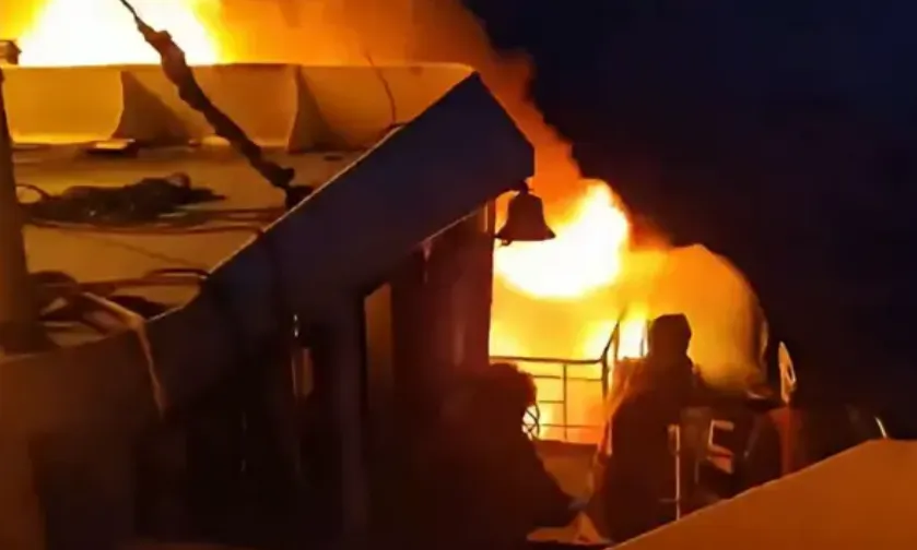 Kapal feri Filipina yang sedang terbakar.