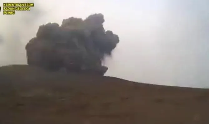 Erupsi gunung Anak Krakatau.