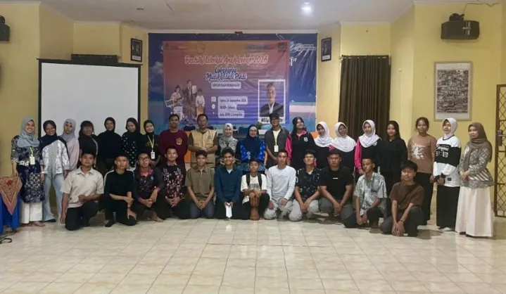 Peserta Lokakarya Musikalisasi Puisi di Aula SMA Negeri 1 Sungailiat, Kabupaten Bangka.
