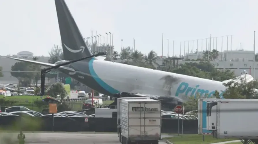 Pesawat kargo Amazon Prime Air yang melewati landasan pacu.