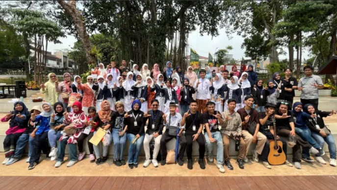 Para peserta kegiatan “Menikmati Puisi Esai di Taman Kota”.