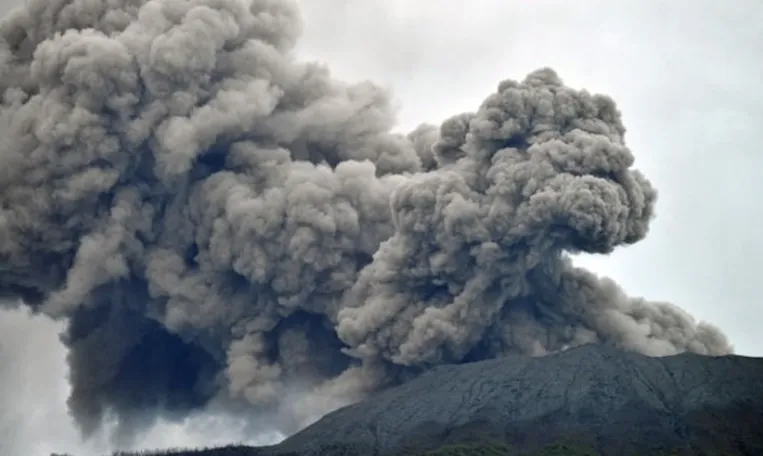 Ilustrasi: Erupsi gunung Anak Krakatau.