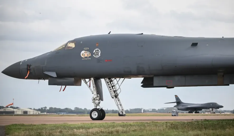 Sebuah pesawat pembom B-1 Lancer Angkatan Udara AS terlihat di landasan pacu di RAF Fairford pada hari Minggu.