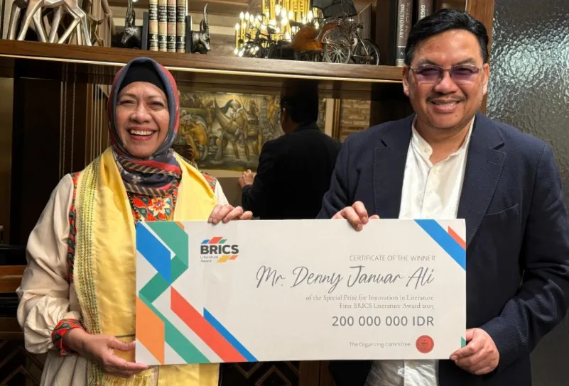 Sastri Bakry, Ketua SATUPENA Sumatra Barat 2022- 2026, dan Ketua Umum SATUPENA Denny JA.