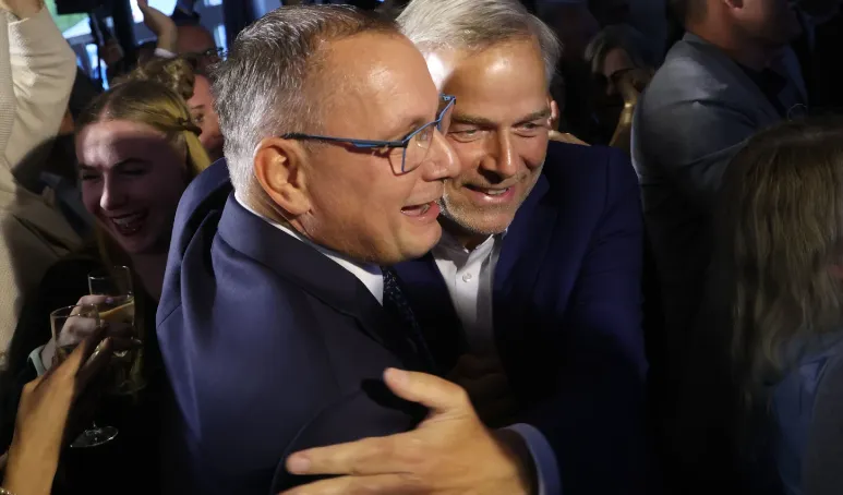 Ketua bersama partai sayap kanan Alternatif untuk Jerman (AfD), Tino Chrupalla, dan Leif-Erik Holm, kandidat utama partai tersebut, bereaksi terhadap hasil sementara di Mecklenburg-Vorpommern.