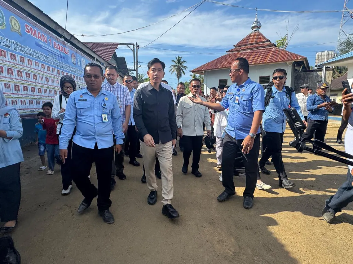 Gibran Rakabuming mengunjungi SMA Negeri 1 Barus, Padang Masiang, Kecamatan Barus, Kabupaten Tapanuli Tengah, Sumut, Jumat, 4 September 2026.