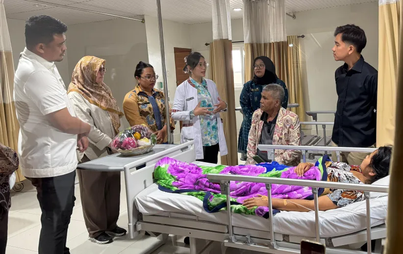 Wapres Gibran mengunjungi anak-anak yang dirawat akibat keracunan makanan.