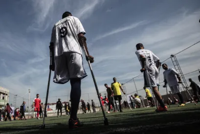 Atlet penyandang disabilitas berkumpul sebagai bagian dari “Turnamen Sepak Bola Harapan,” yang diselenggarakan Asosiasi Deniz Feneri dan Federasi Sepak Bola Penyandang Disabilitas Palestina di Deir al-Balah, Gaza, 17 November 2025.