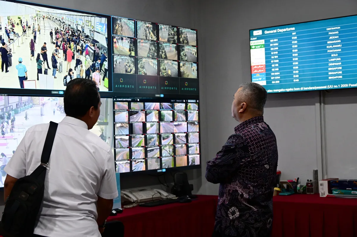 Mengamati situasi bandara.