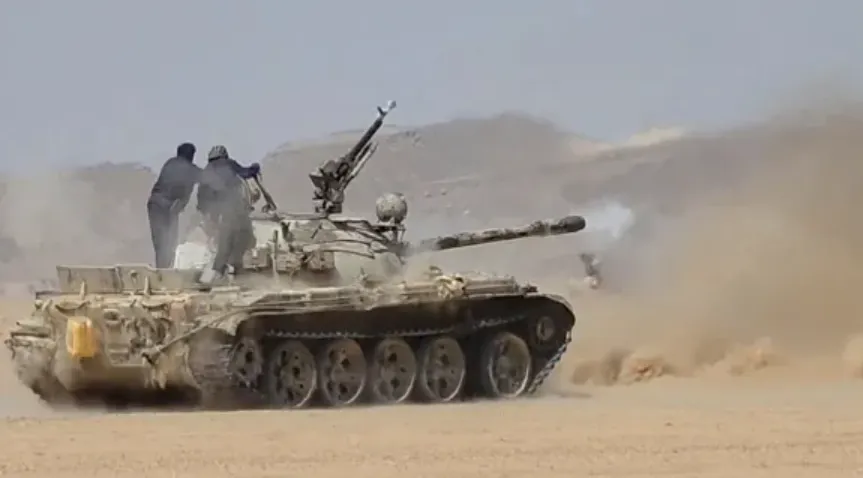 Tank pasukan pemerintah Yaman menembak ke posisi pejuang Houthi.