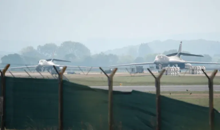 Pangkalan udara RAF Fairford di Inggris yang ketempatan pesawat pembom B-1 AS.