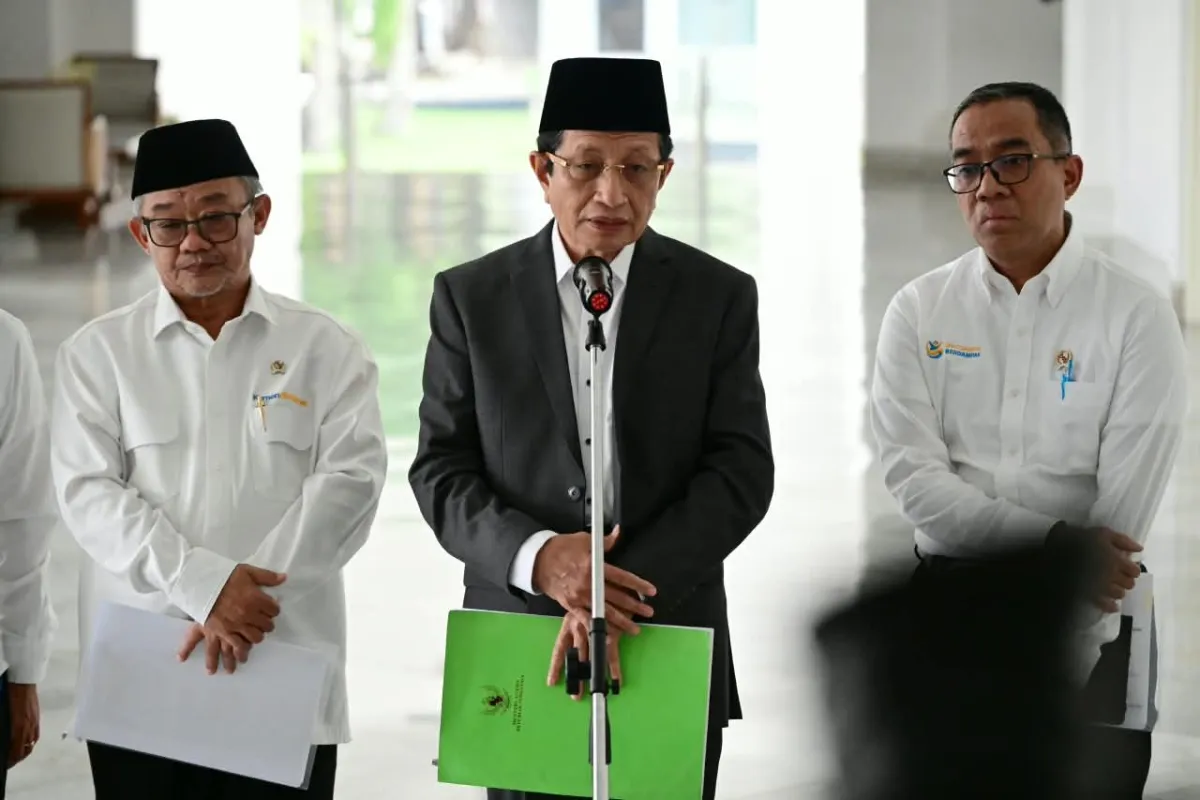 Menteri Agama (Menag) Nasaruddin Umar (tengah) memberi keterangan pada media.