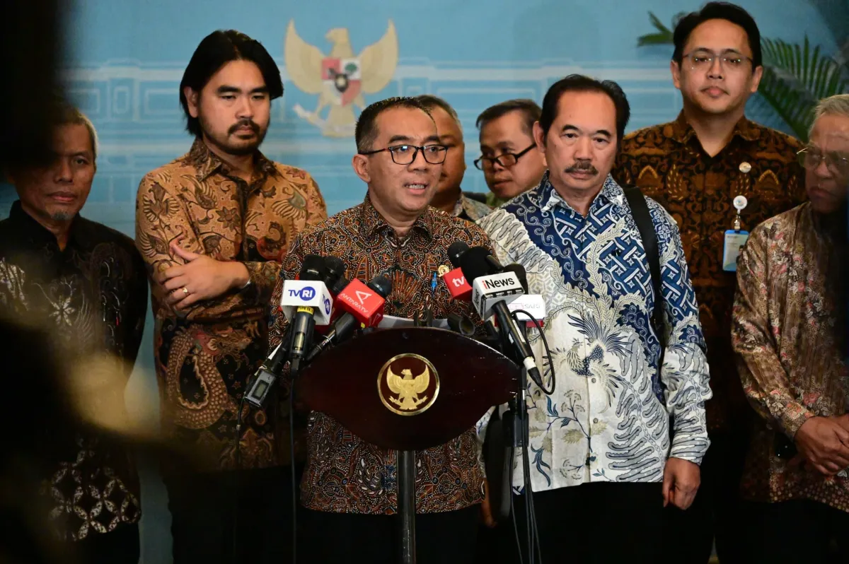 Mendiktisaintek Brian Yuliarto memberi keterangan pada media.
