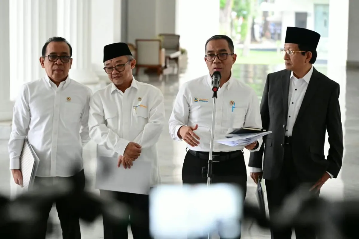 Para menteri mengumumkan rencana Program Kuliah Gratis.