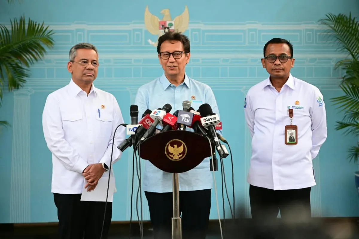 Menteri Kesehatan Budi Gunadi Sadikin (tengah)  dalam keterangannya usai menghadiri rapat terbatas yang dipimpin oleh Presiden Prabowo.