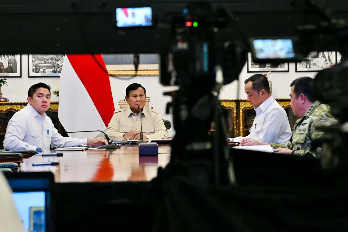 Presiden Prabowo memimpin rapat.