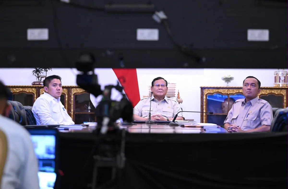 Presiden Prabowo saat memimpin rapat terbatas secara hybrid.