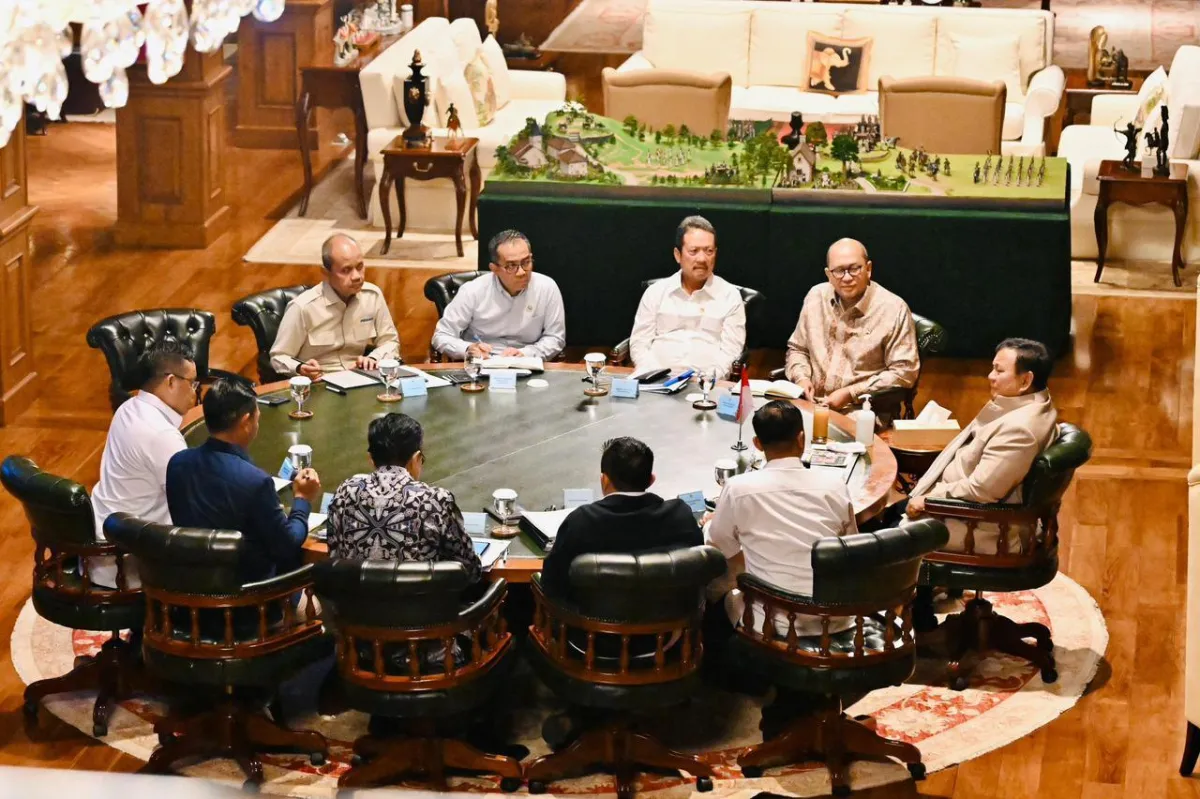 Presiden Prabowo Subianto menerima Menteri Kelautan dan Perikanan Sakti Wahyu Trenggono.