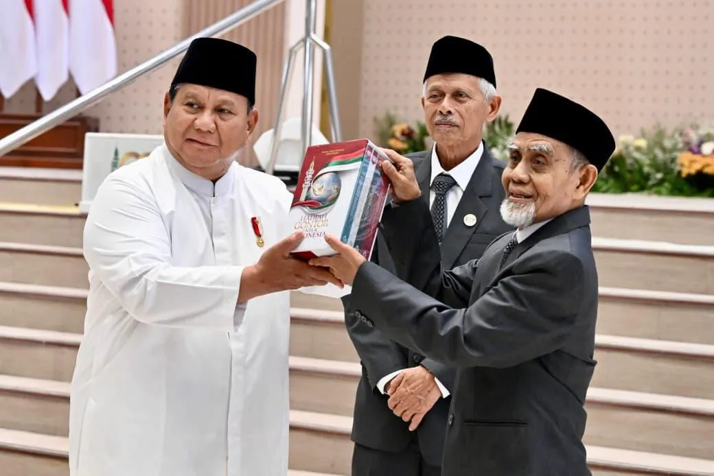 Presiden Prabowo menerima buku dari Gontor.