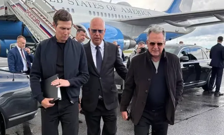 Kirill Dmitriev, tengah, perwakilan khusus Presiden Rusia Vladimir Putin, menyambut Jared Kushner, kiri, dan Steve Witkoff di Moskow, Rusia, pada Sabtu, 5 September.