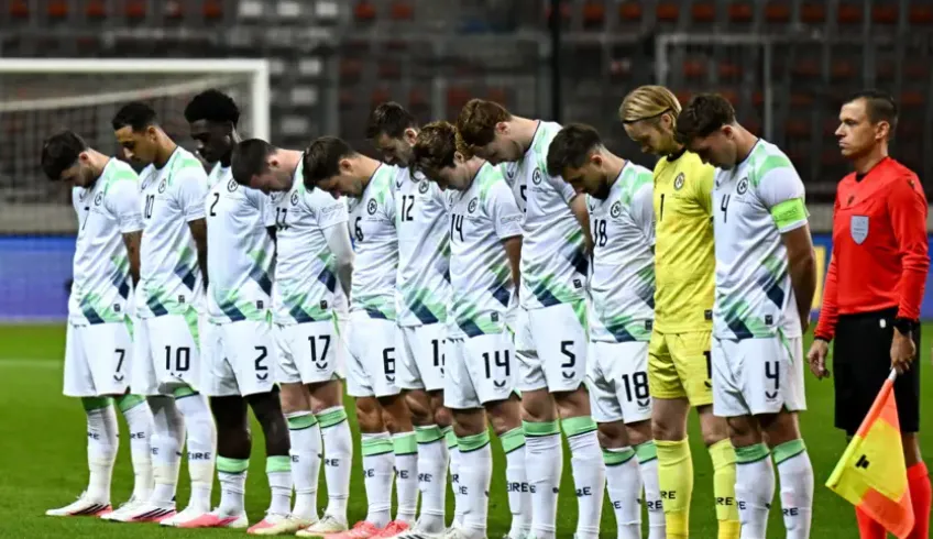 Para pemain Republik Irlandia menundukkan kepala mereka selama lagu kebangsaan Israel.