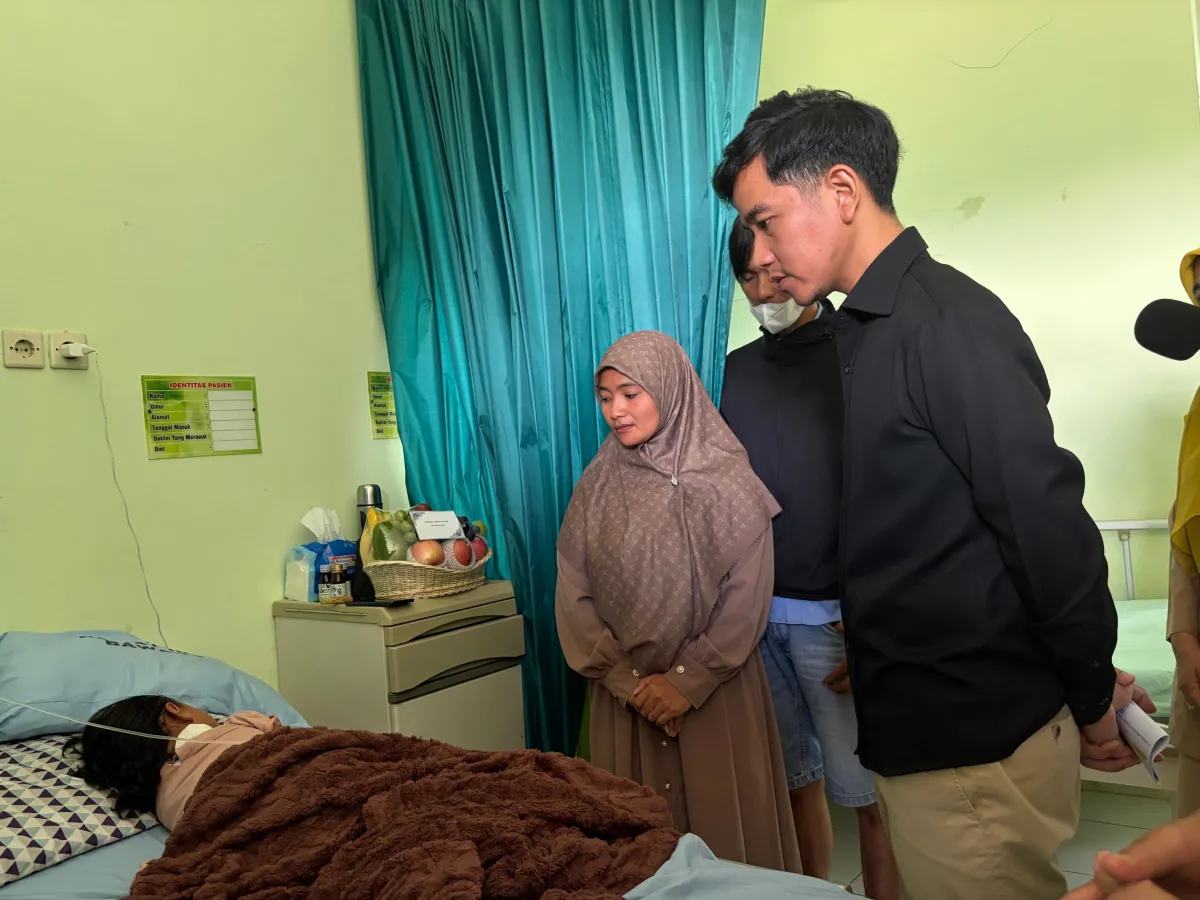 Wapres Gibran meninjau kondisi para pasien yang dirawat di Rumah Sakit Umum Daerah (RSUD) Limpung dan Puskesmas Bawang.