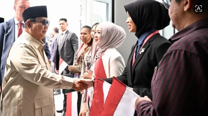 Presiden Prabowo disambut mahasiswa Indonesia yang kuliah di Vladivostok Rusia.