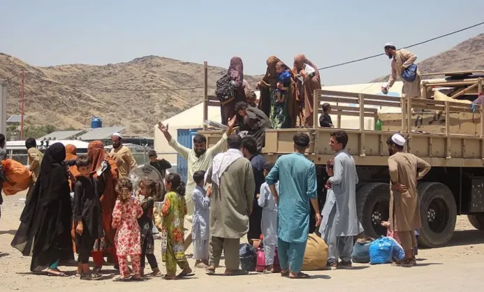 Warga Afghanistan yang dideportasi dari Pakistan tiba di perbatasan Torkham.