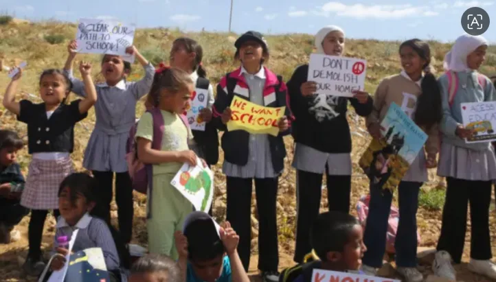 Demonstrasi di area tempat jalan ditutup untuk memprotes penutupan rute sekolah di desa Masafer Yatta, Umm al-Khair, selatan Hebron, Tepi Barat, Palestina pada 26 April 2026.