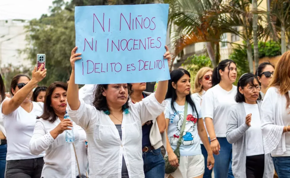 Warga dan orang tua berkumpul di luar sekolah Liceo Naval Almirante Guise di San Borja, Lima, hari Minggu menyusul laporan dugaan pelecehan seksual.
